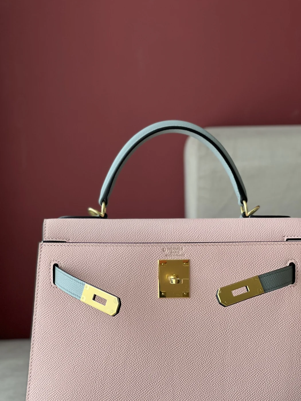 Hermès Kelly 25 Rose Sakura & Gris Perle Chèvre Epsom Leather Gold Hardware Bag product view 3