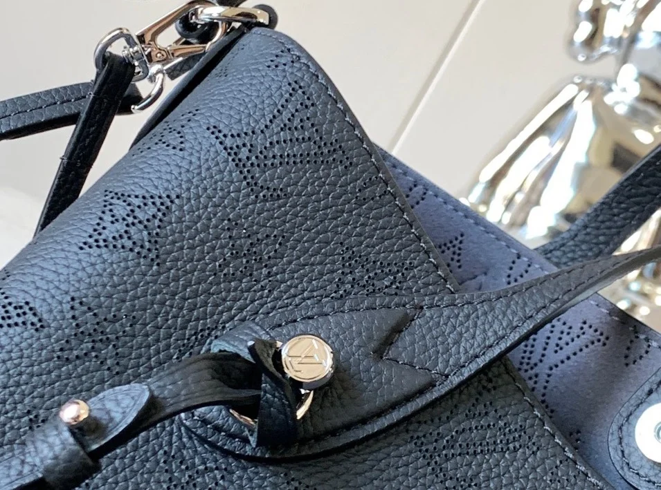 Louis Vuitton Blossom PM Mahina Black Handbags 20x20x12.5 cm product view 5