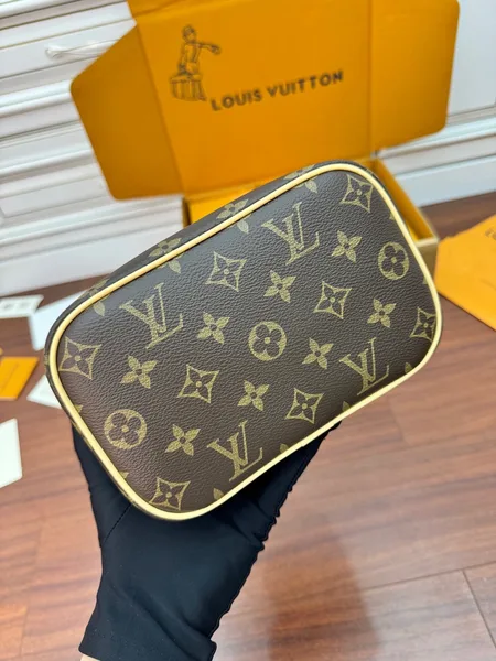 Louis Vuitton Nice Mini toiletry Bag product view 4