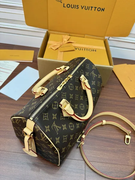 Louis Vuitton Speedy Bandoulière 30 in Monogram canvas Bag product view 2