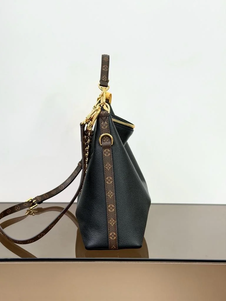 Louis Vuitton Multipass in black Bag product view 2