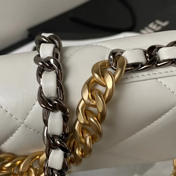Chanel 19 Woc 19 cm White Lambskin Gold Bag product view 5