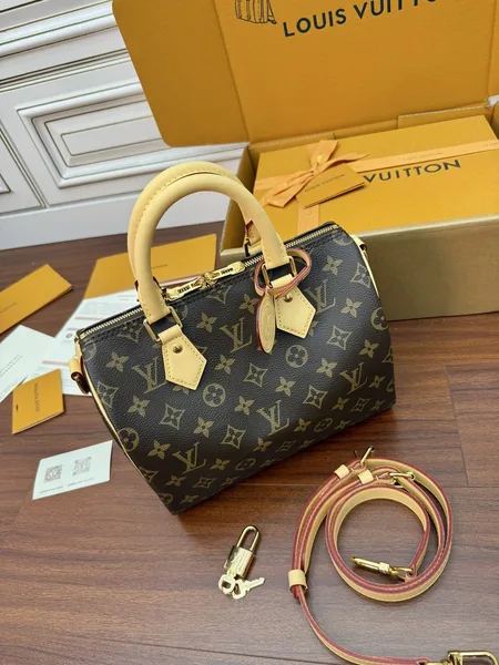 Louis Vuitton Speedy Bandoulière 25 Handbag in Monogram product view 4