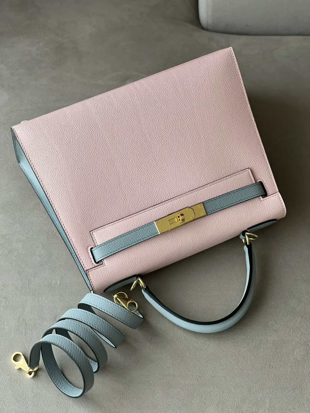 Hermès Kelly 25 Rose Sakura & Gris Perle Chèvre Epsom Leather Gold Hardware Bag product view 5