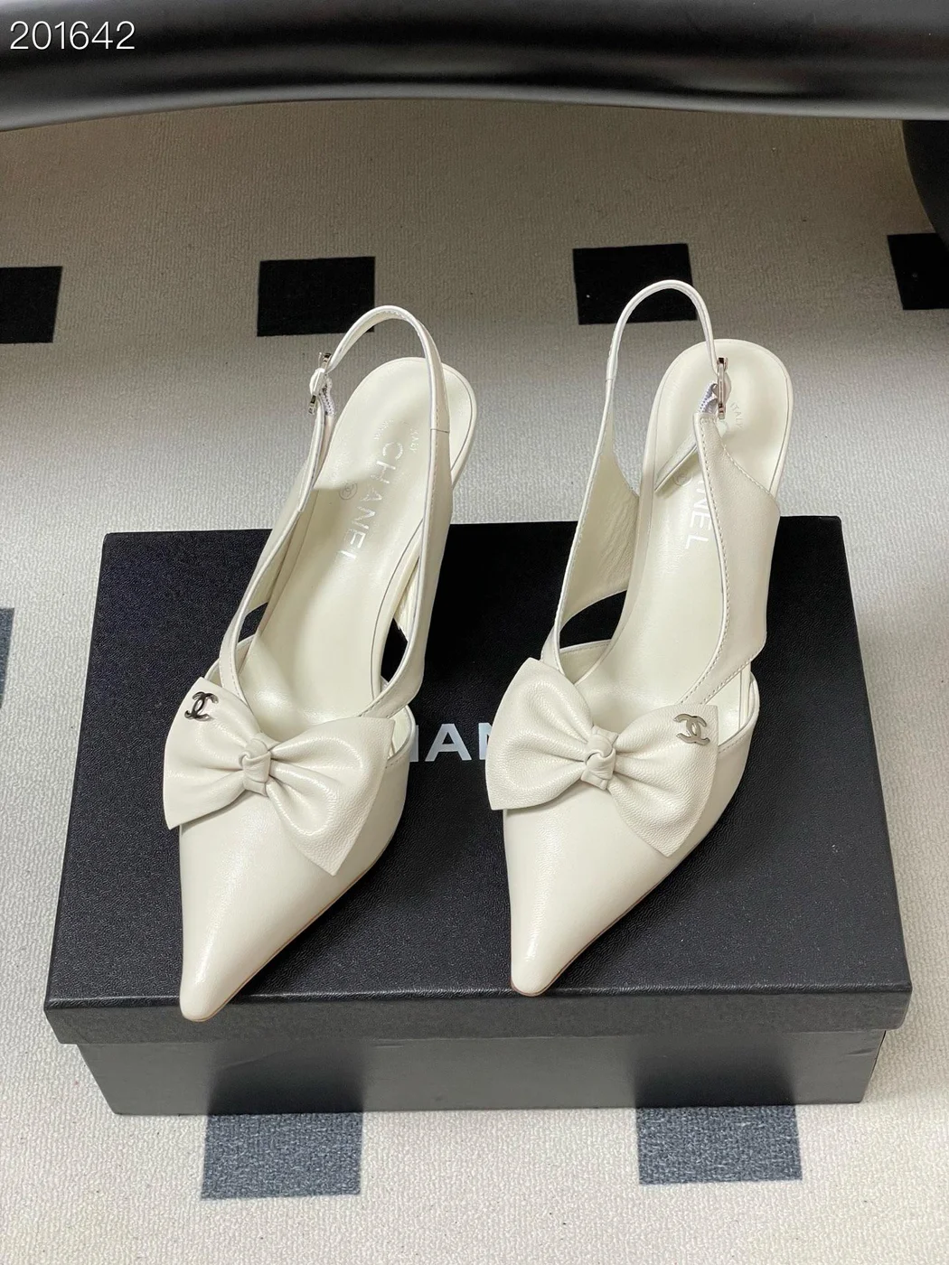Chanel Logo Bow Sling-back Heels White product view 3