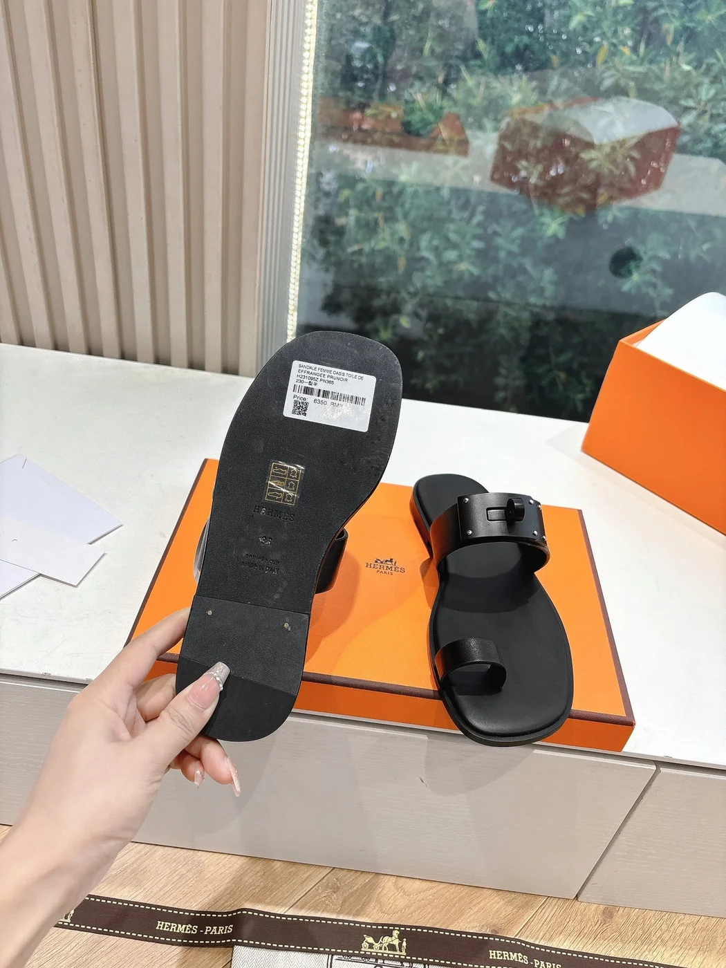 Hermès Women Black Leather Toe Loop Mules product view 2