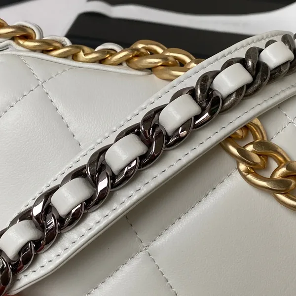 Chanel 19 Woc 19 cm White Lambskin Gold Bag product view 4