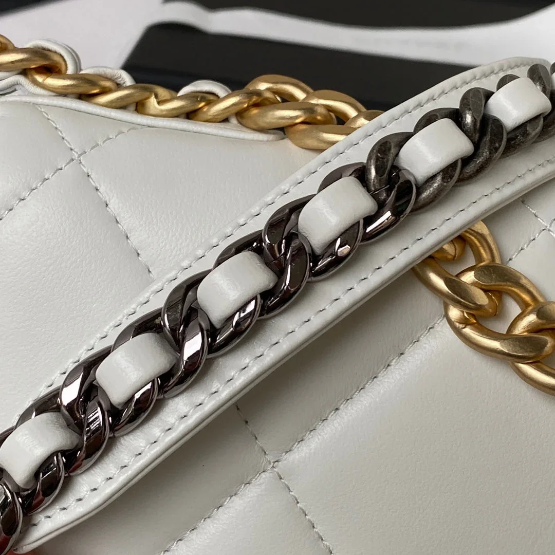 Chanel 19 Woc 19 cm White Lambskin Gold Bag product view 4