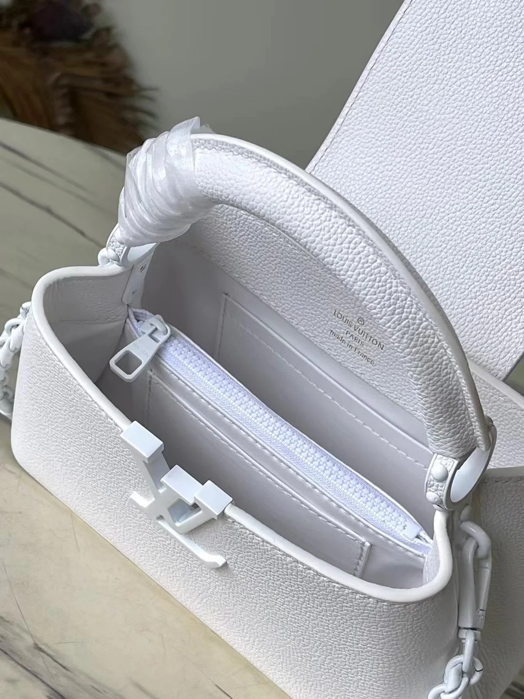 Louis Vuitton Capucines Handbags White Leather 21 cm product view 5