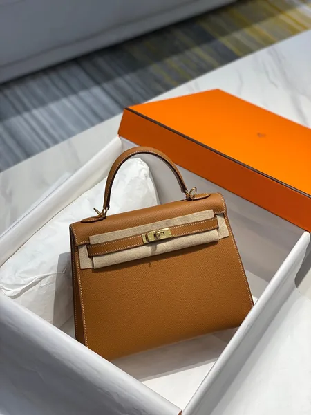 Hermès Kelly 28 cm In Gold Epsom Gold Hardware Bag product view 2