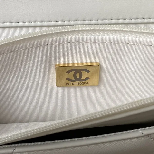 Chanel 19 Woc 19 cm White Lambskin Gold Bag product view 2