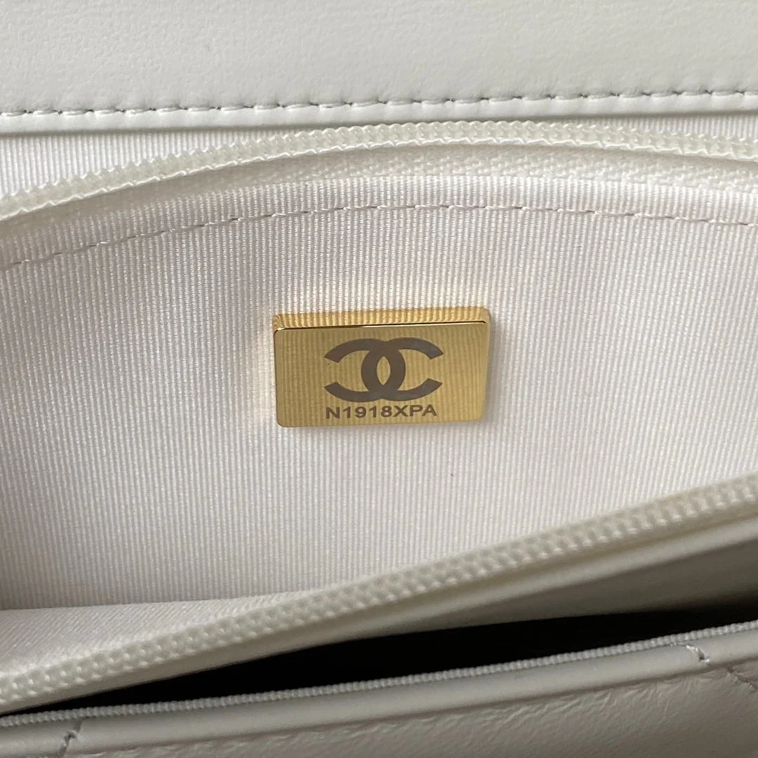Chanel 19 Woc 19 cm White Lambskin Gold Bag product view 2