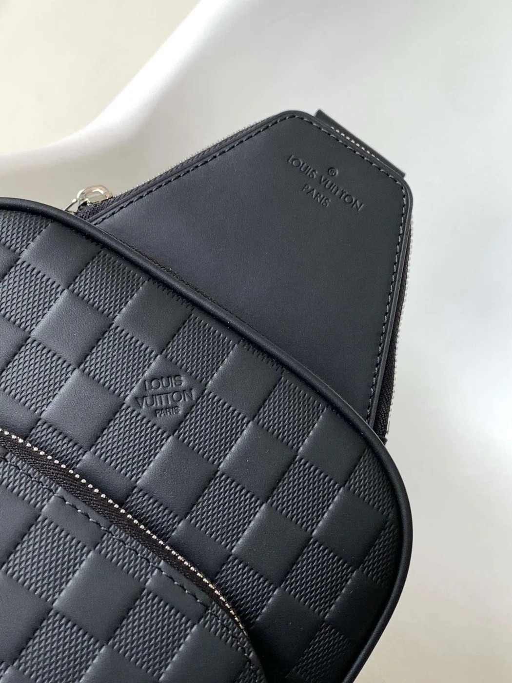 Louis Vuitton Avenue Men’s Bag Checkerboard Pattern Black 20x31x7cm product view 3