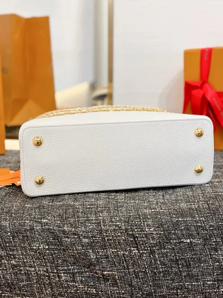 Louis Vuitton Capucines BB handbag in white Taurillon leather product view 3
