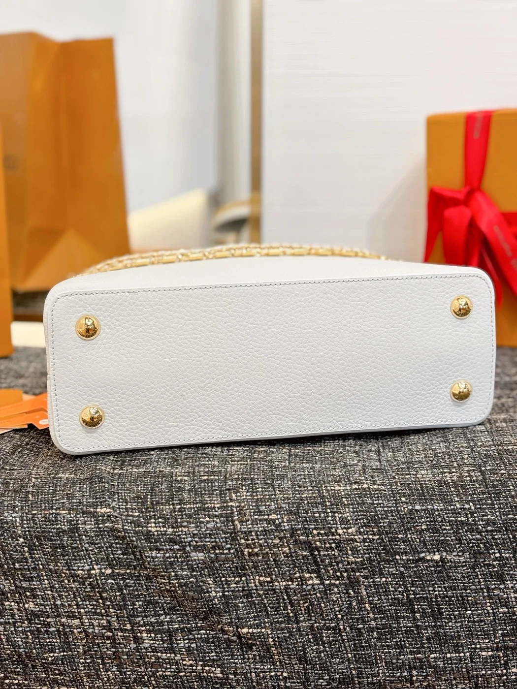 Louis Vuitton Capucines BB handbag in white Taurillon leather product view 3