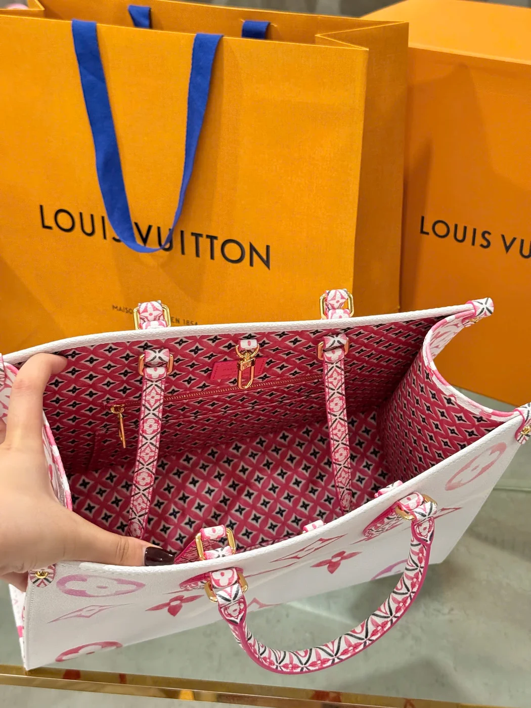 Louis Vuitton Onthego Monogram Pattern 35 cm Bag product view 4