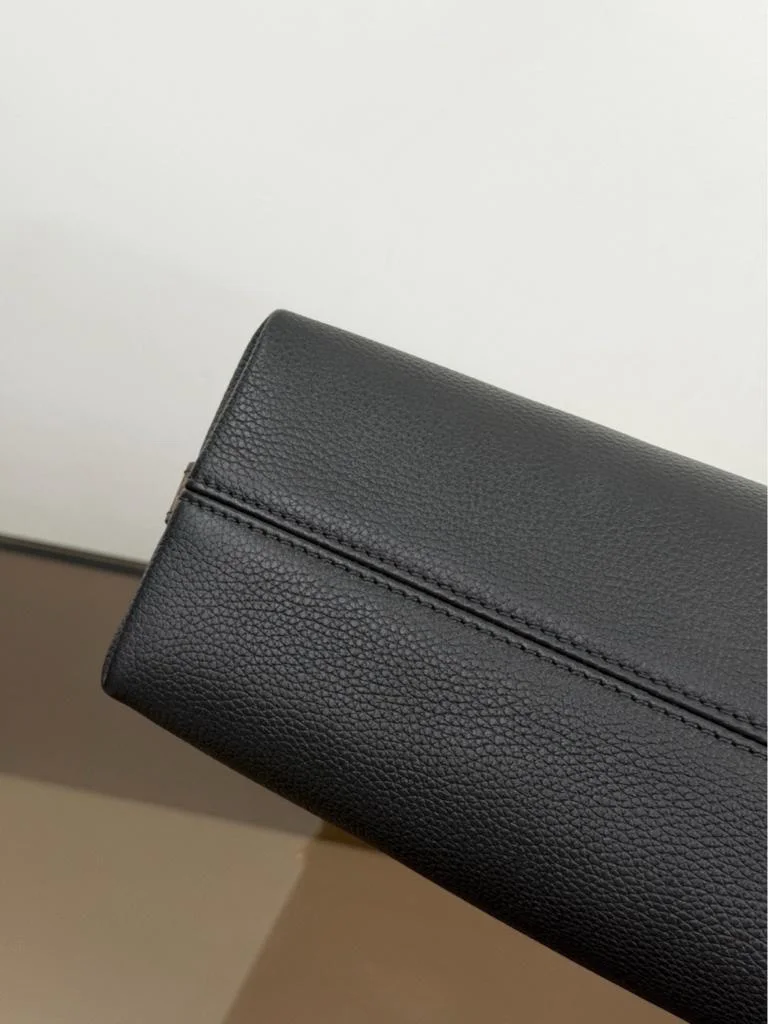 Louis Vuitton Multipass in black Bag product view 7