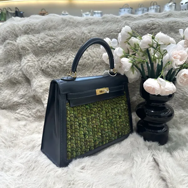 Hermès Kelly 25 cm Two-Tone Gold Hardware Bag product view 2