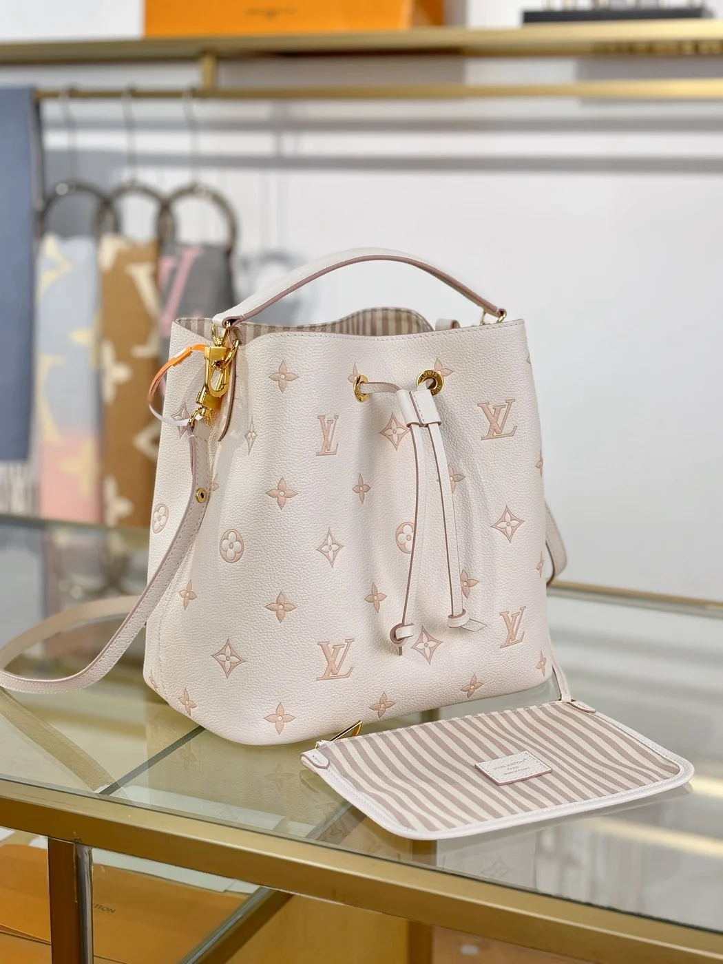 Louis Vuitton NéoNoé MM bucket bag product view 5