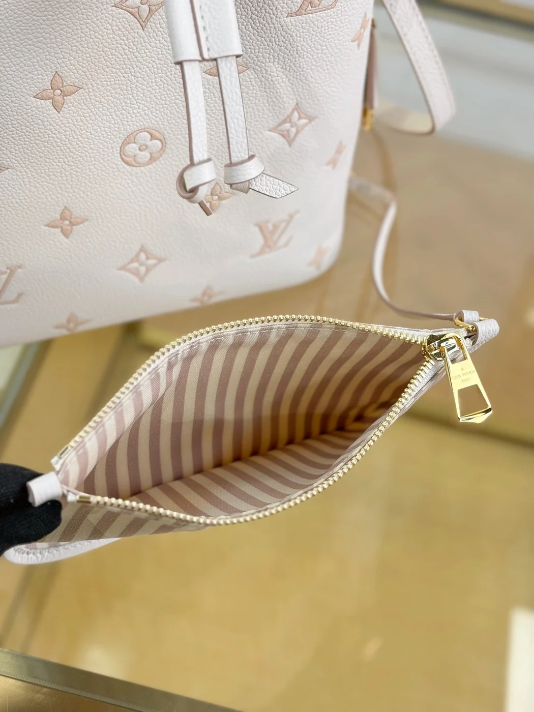 Louis Vuitton NéoNoé MM bucket bag product view 4