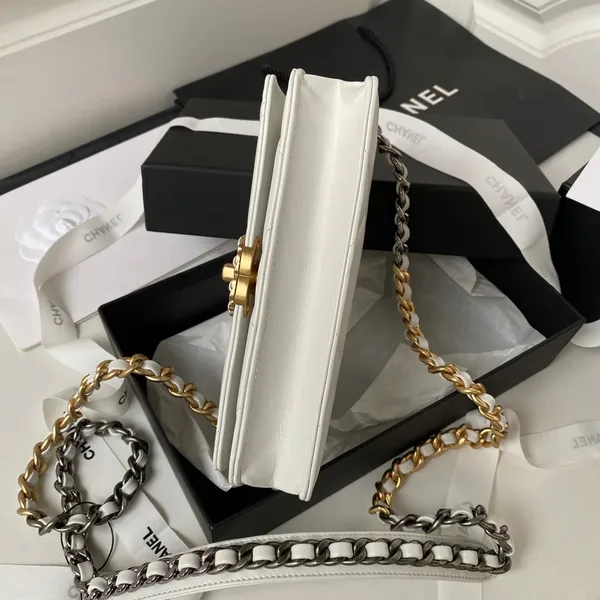 Chanel 19 Woc 19 cm White Lambskin Gold Bag product view 3