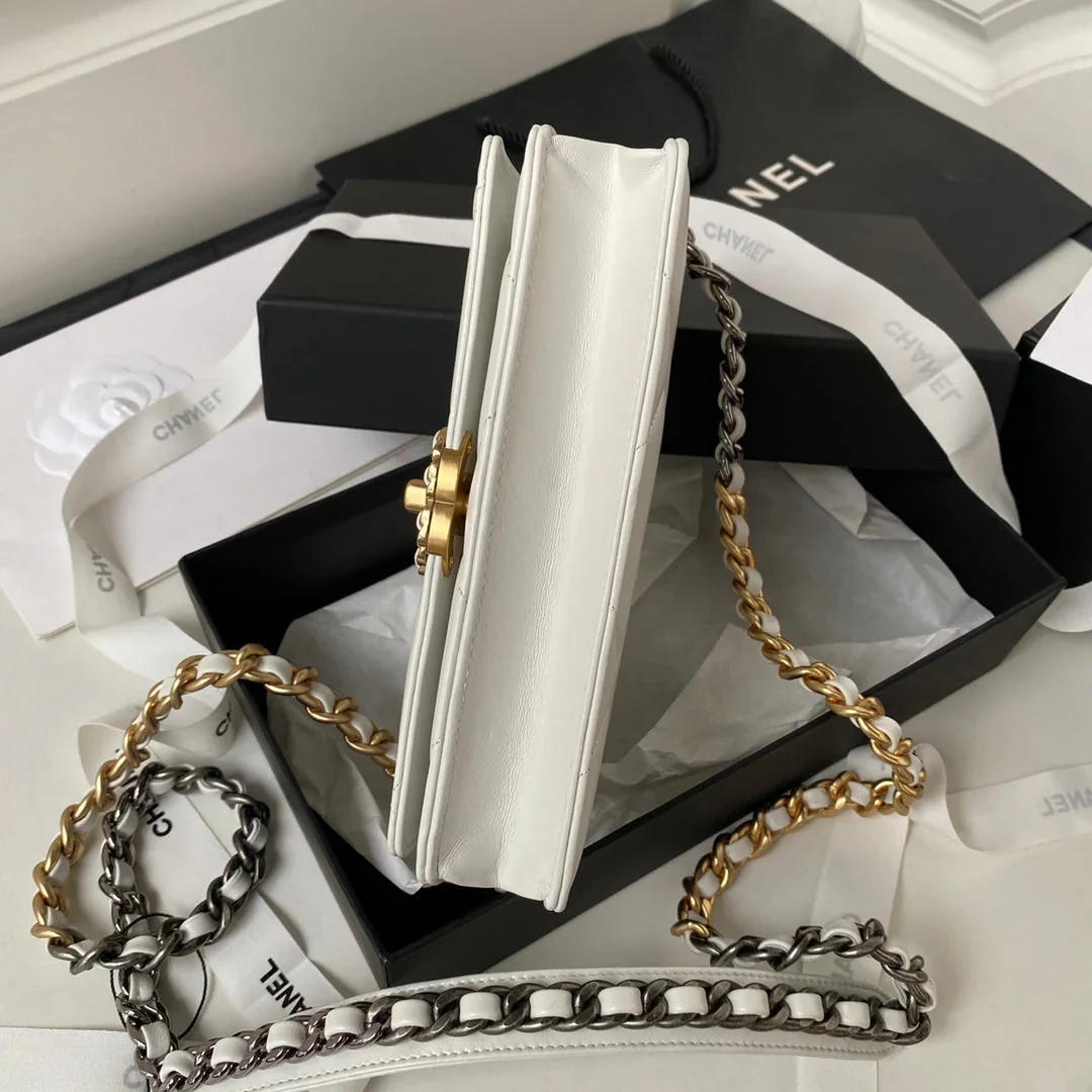 Chanel 19 Woc 19 cm White Lambskin Gold Bag product view 3