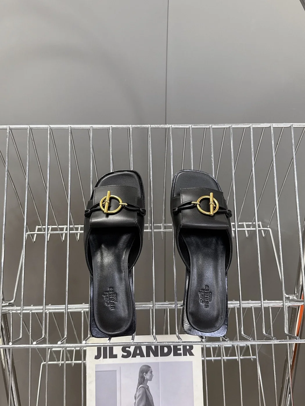 Hermès Women Black Leather Slippers product view 2