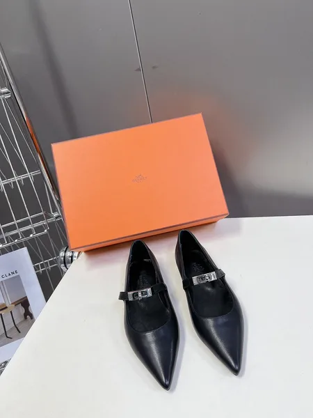 Hermès Women Black Leather Pointed Toe Flats product photo