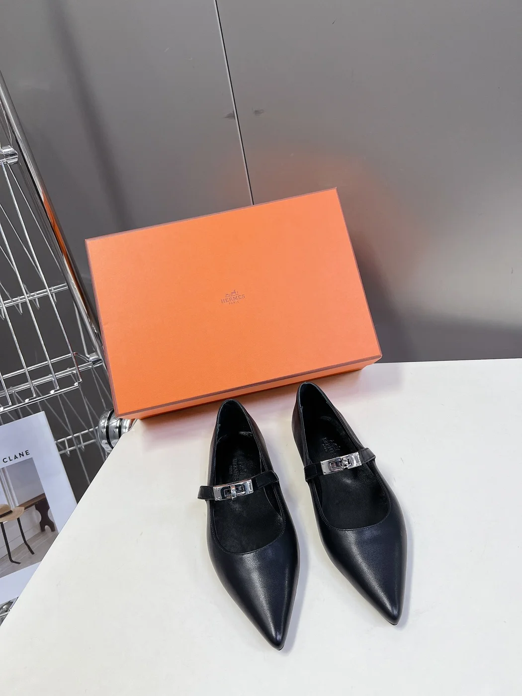 Hermès Women Black Leather Pointed Toe Flats product view 1