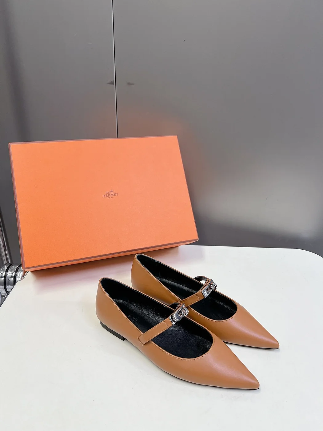 Hermès Women Tan Leather Pointed Toe Flats product view 3