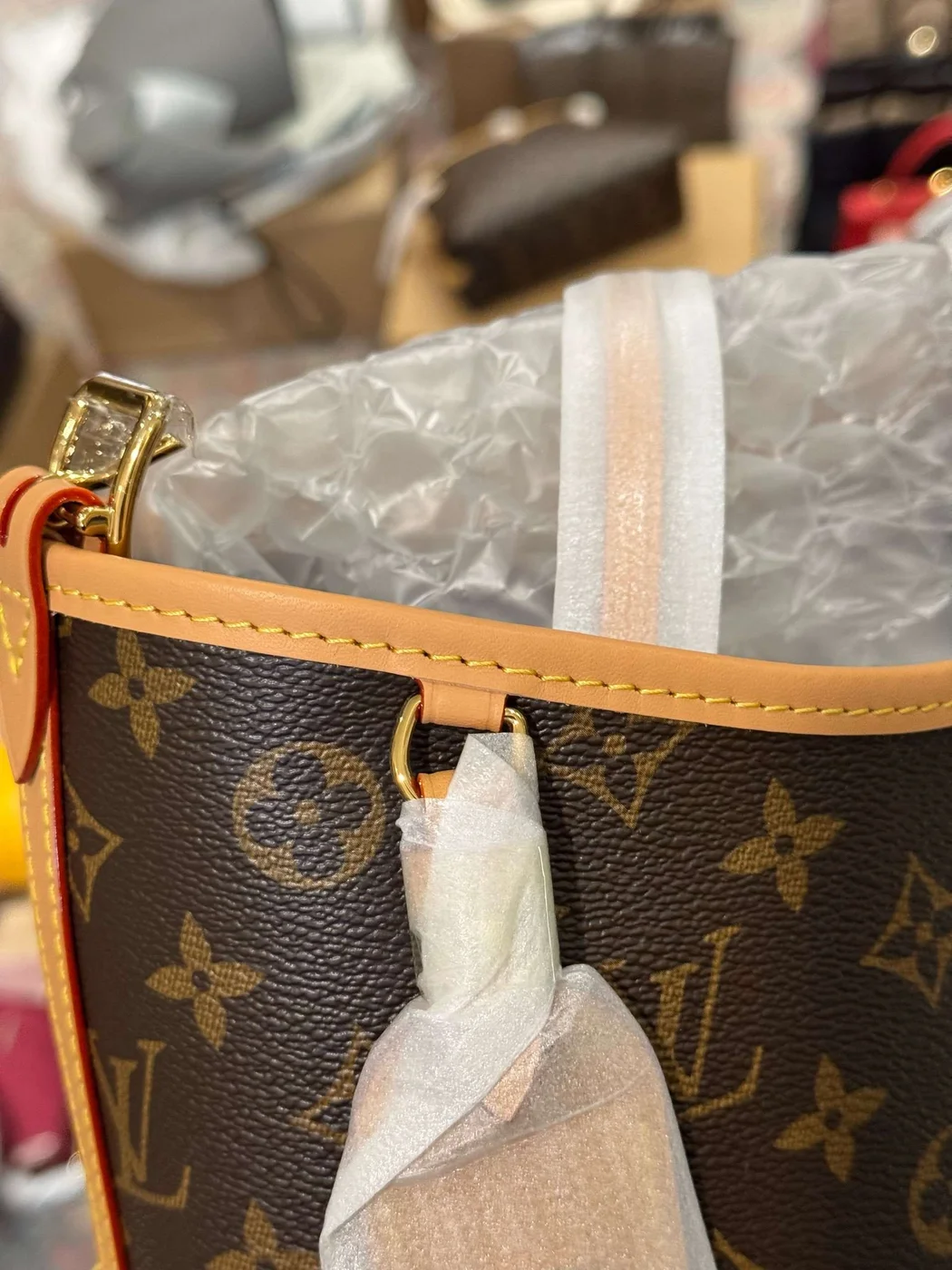 Louis Vuitton Handbags Louis Vuitton Carry All MM Monogram Brown Color 39x30x15cm product view 8