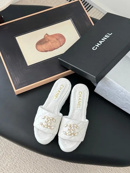 Chanel Women White Quilted Leather Slides — Chain-Woven CC Detail product photo
