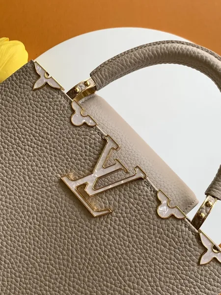 Louis Vuitton Capucines handbag in a beige product view 7