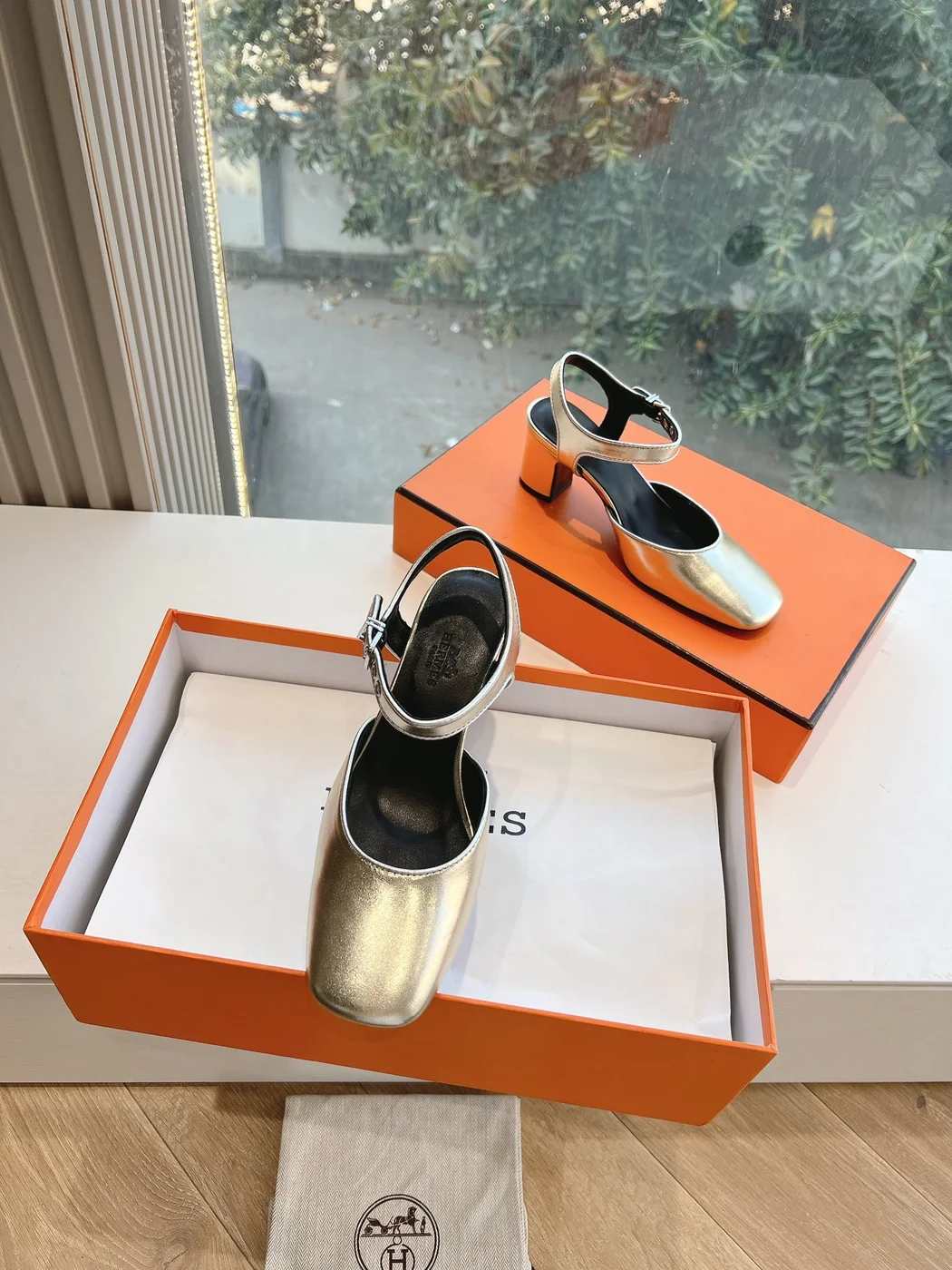 Hermès Women Silver Leather Square Toe Heels product view 4