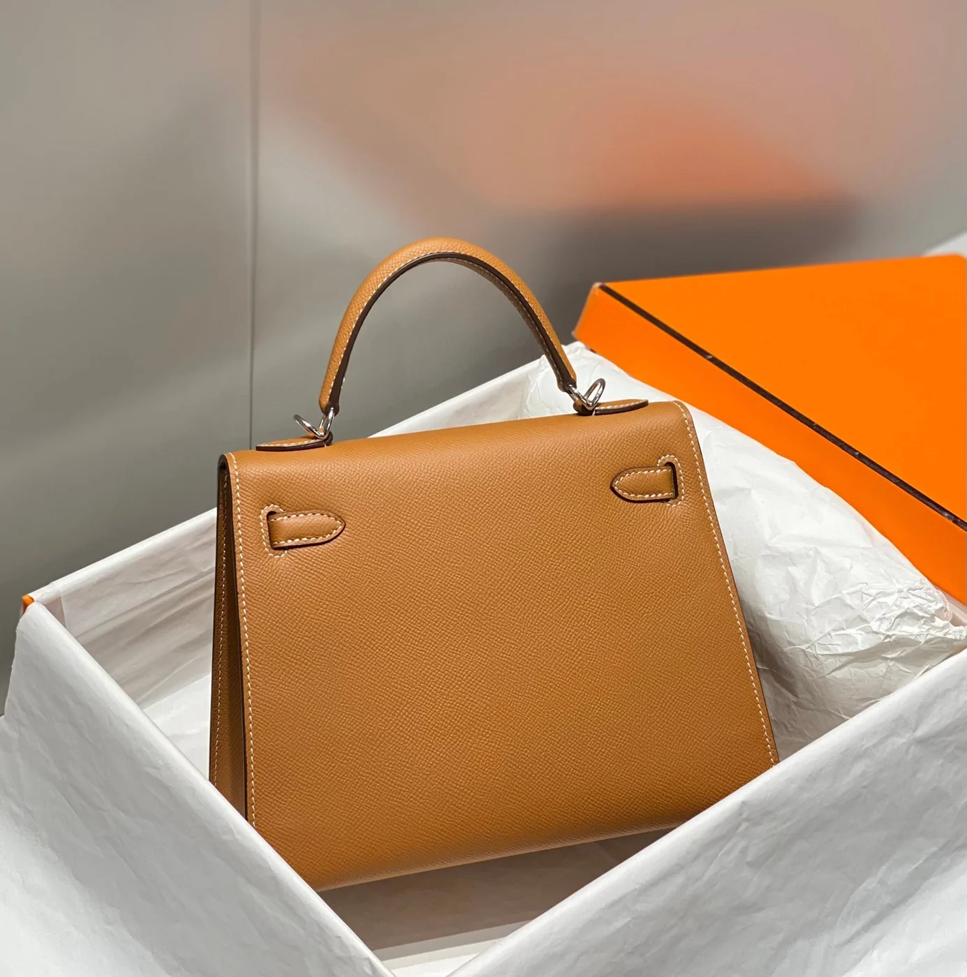 Hermès Kelly 25 cm In Gold Epsom Silver Hardware Bag product view 4
