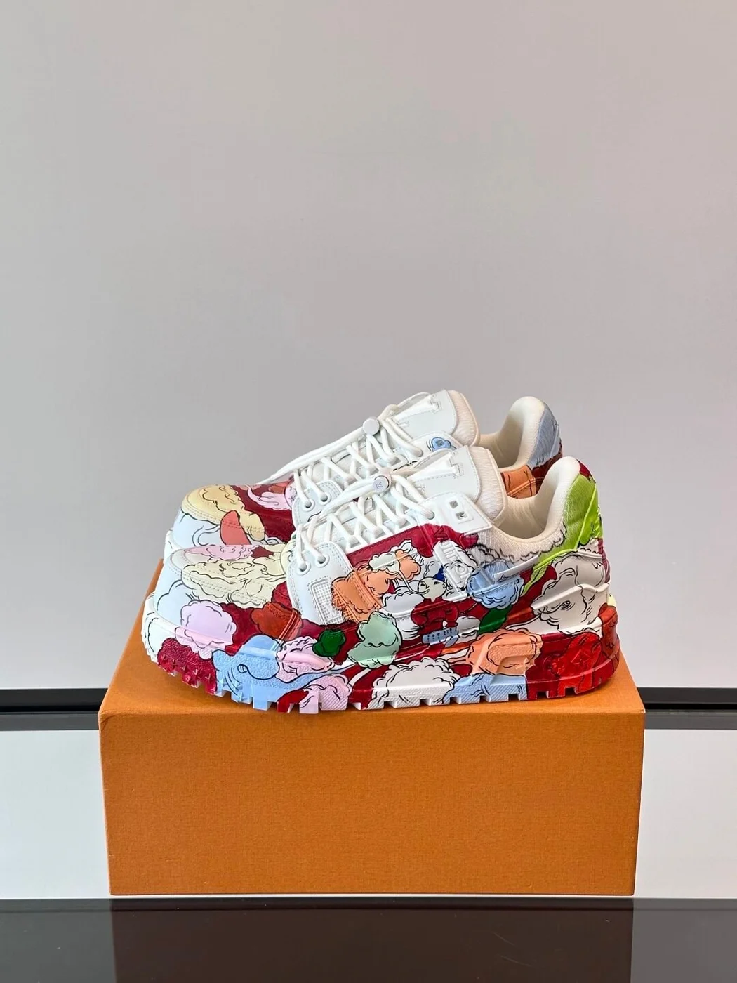 Louis Vuitton Men White Multicolor Leather Sneakers product view 3