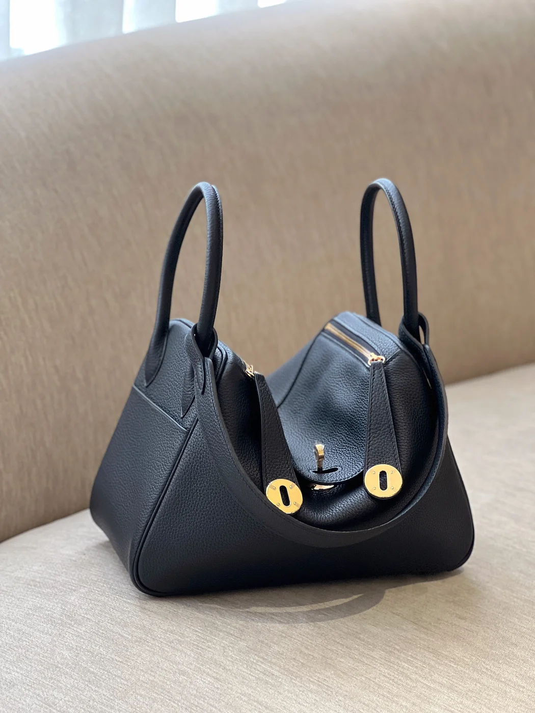 Hermès Lindy 26 Black Gold Hardware Bag product view 7