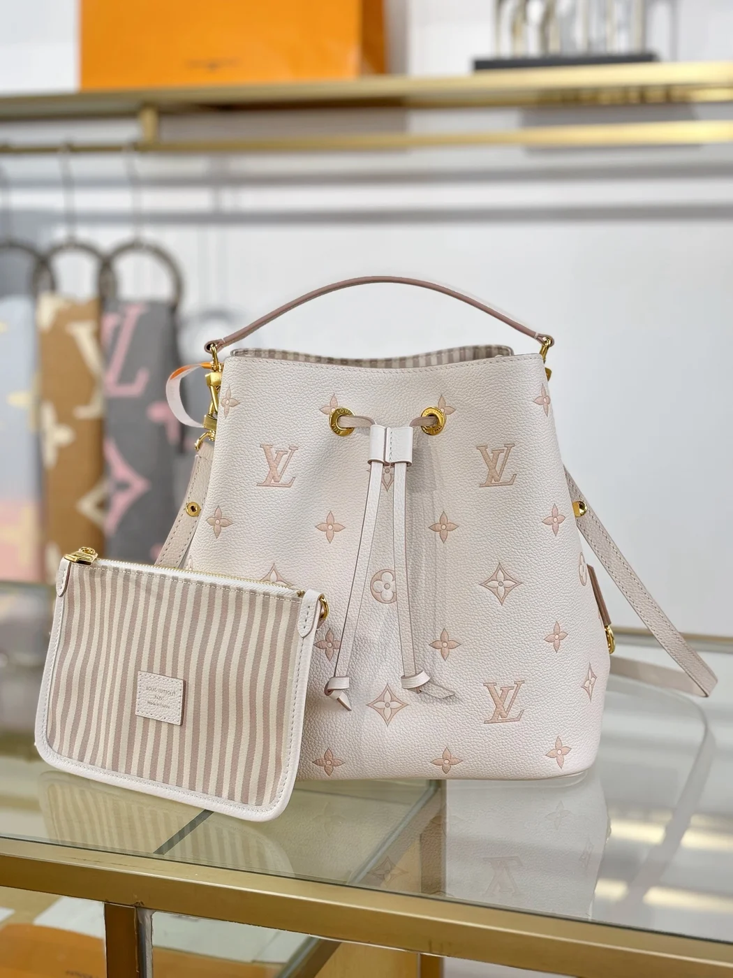 Louis Vuitton NéoNoé MM bucket bag product view 1