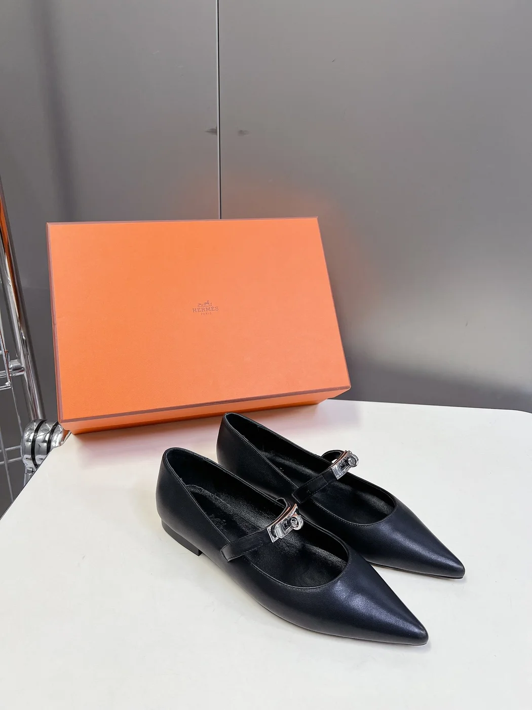 Hermès Women Black Leather Pointed Toe Flats product view 3