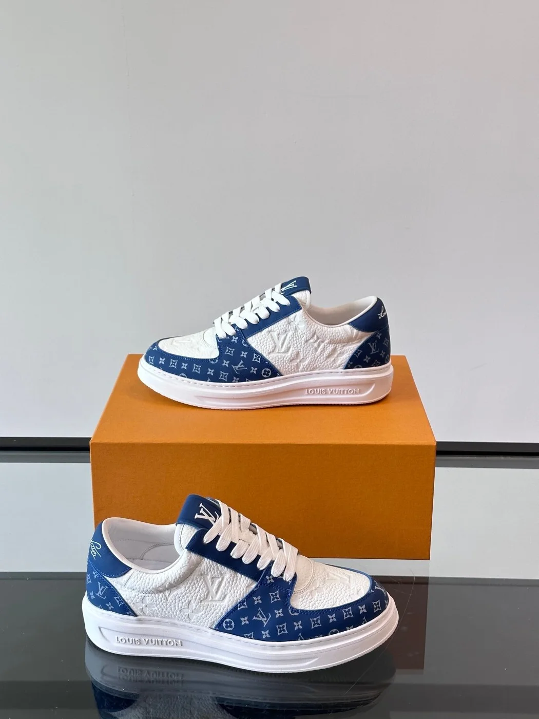 Louis Vuitton Low-Top Sneakers Blue and White Pattern product view 4