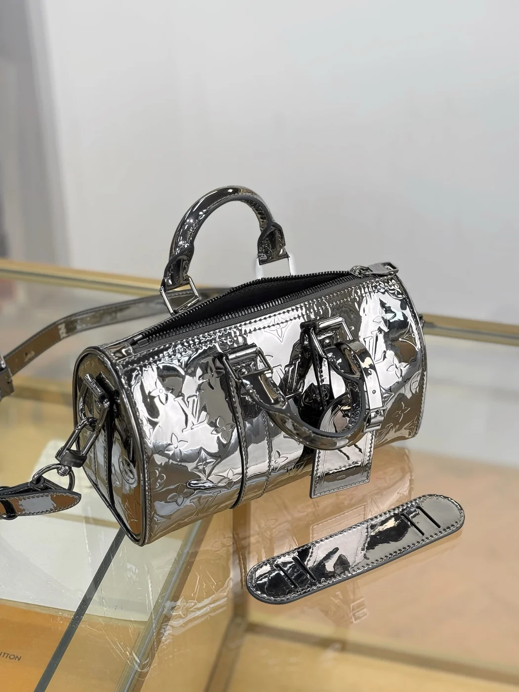 Louis Vuitton Keepall Bandoulière 25 Bag product view 6