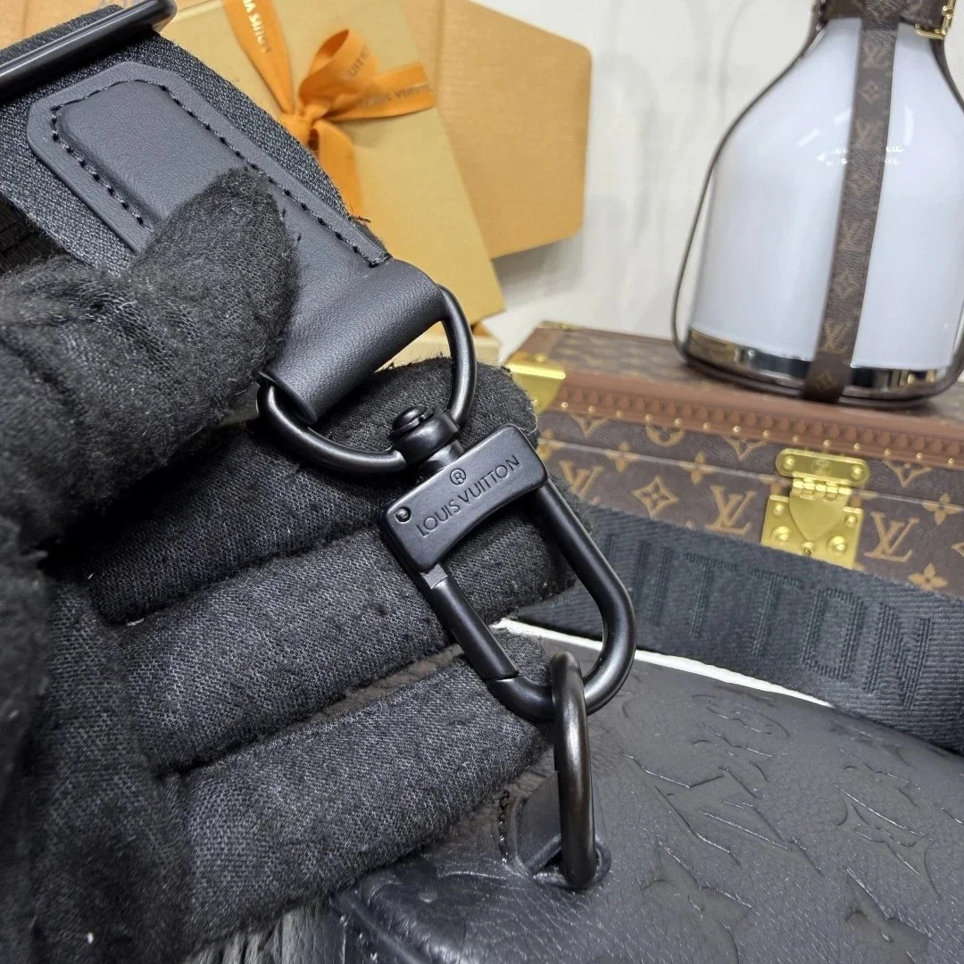 Louis Vuitton Avenue pm Crossbody bag in Taurillion Monogram product view 2