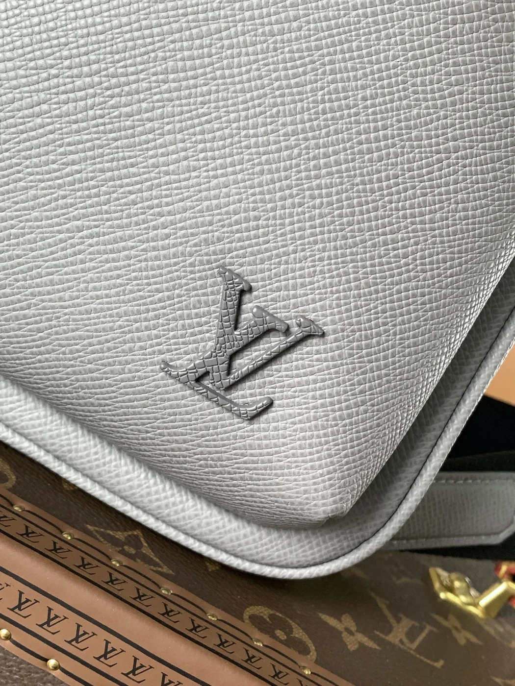 Louis Vuitton Avenue Slingbag 31 In Grey Taiga Leather Bag product view 2