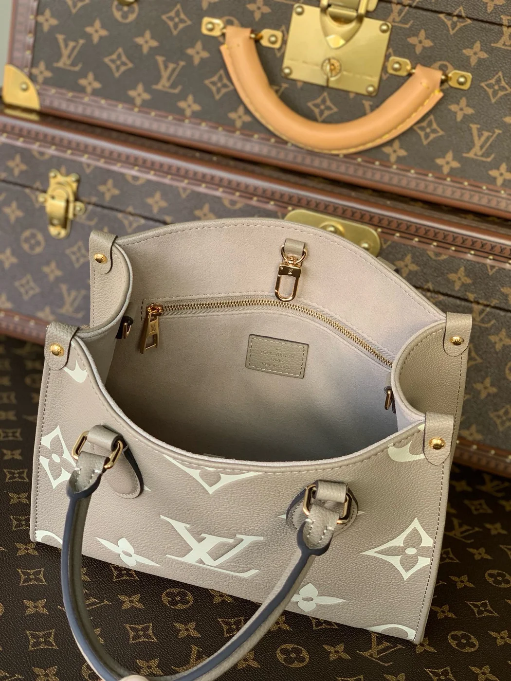 Louis Vuitton Onthego Woman’s Grey Cowhide Leather Handbags 25 cm product view 3