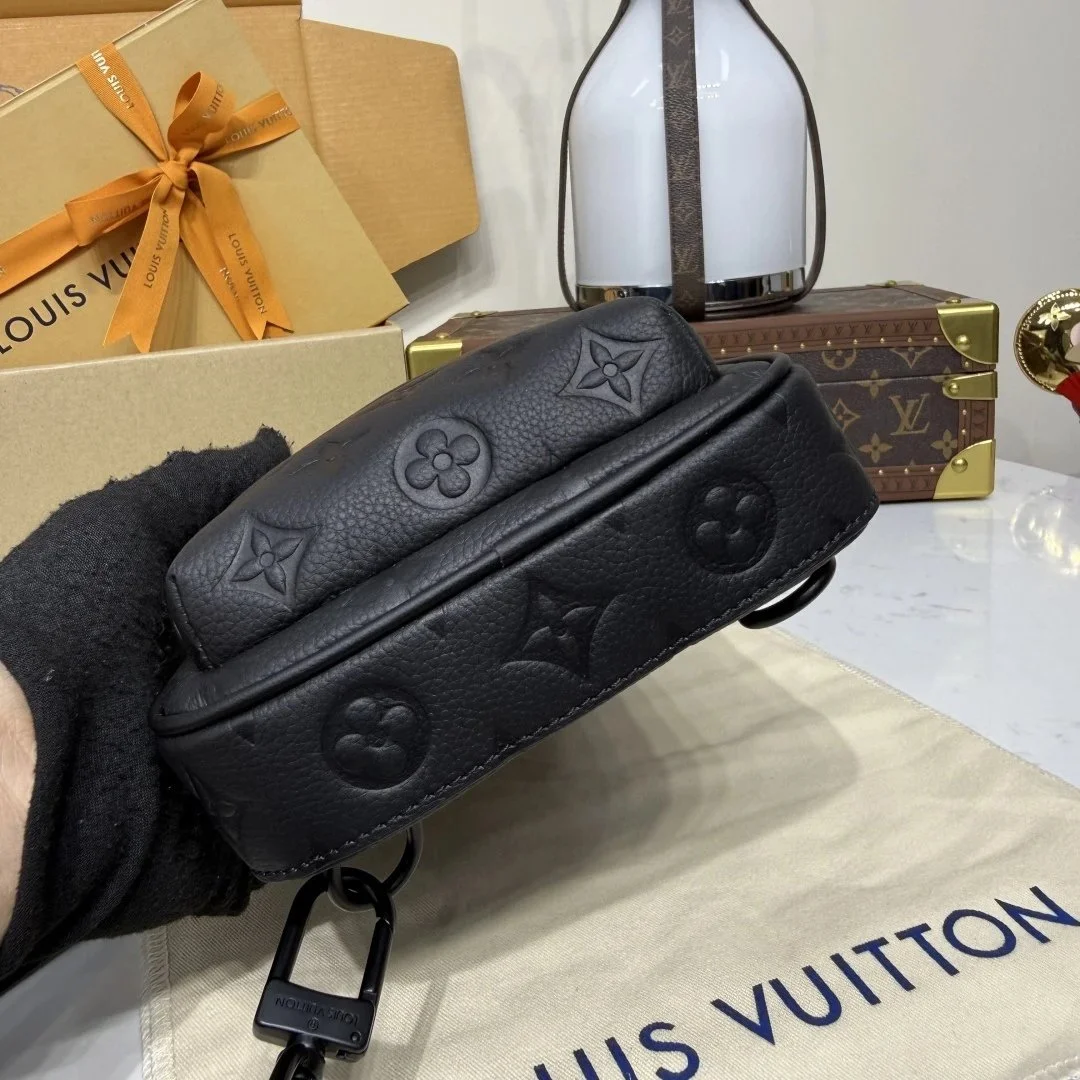 Louis Vuitton Avenue pm Crossbody bag in Taurillion Monogram product view 10