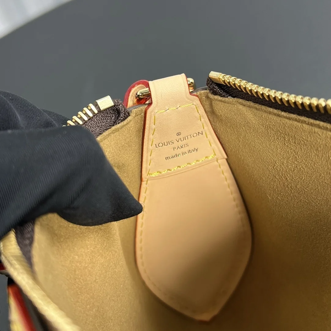 Louis Vuitton Pochette Tirette bag in Monogram Canvas product view 2