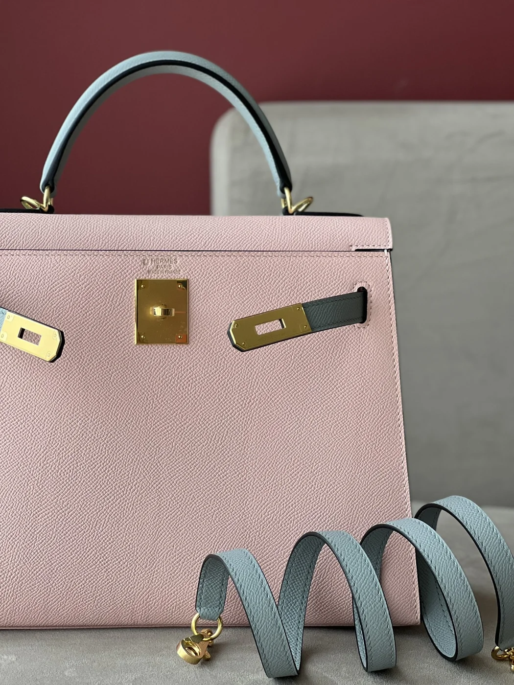 Hermès Kelly 25 Rose Sakura & Gris Perle Chèvre Epsom Leather Gold Hardware Bag product view 4