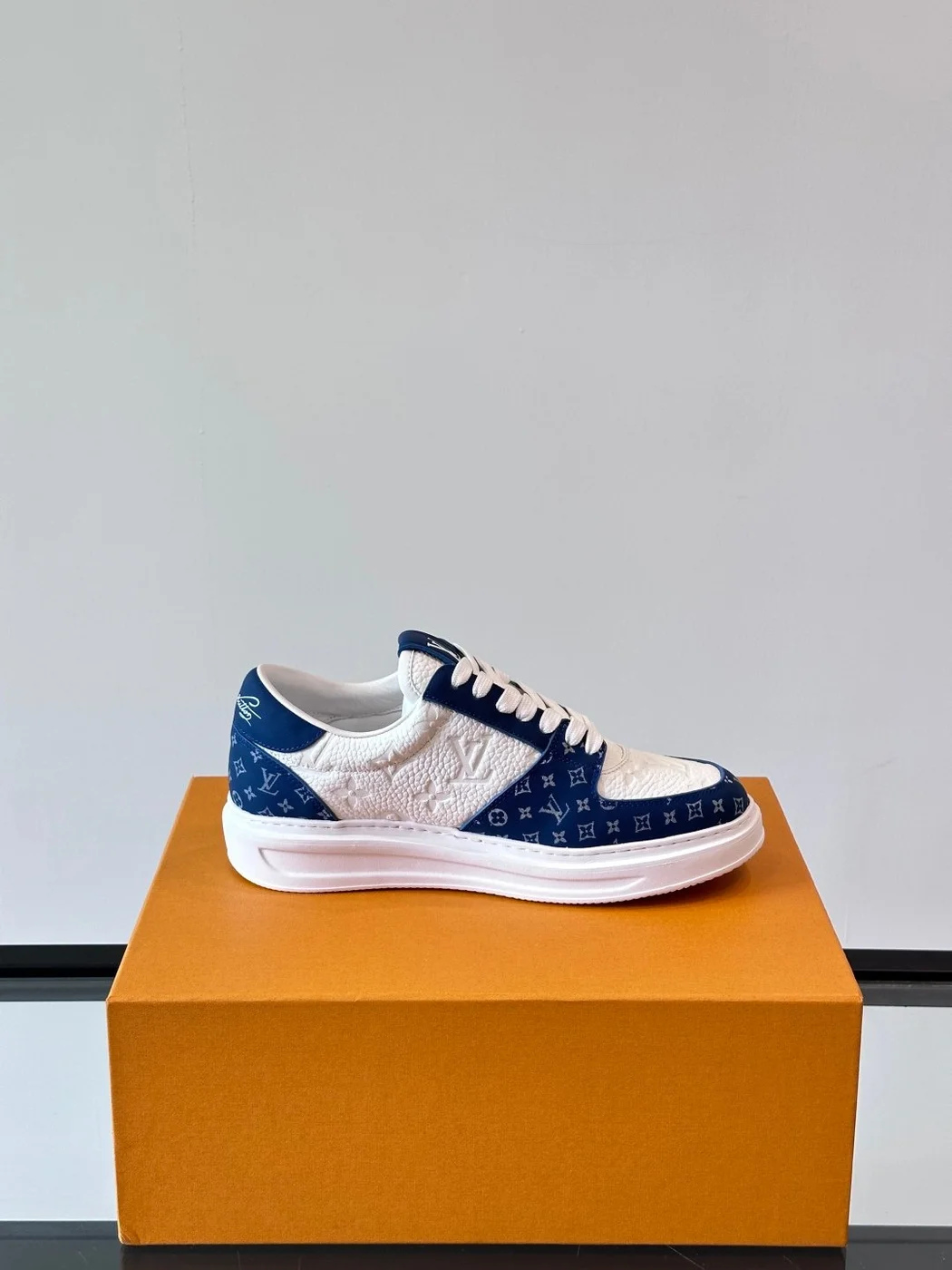 Louis Vuitton Low-Top Sneakers Blue and White Pattern product view 6