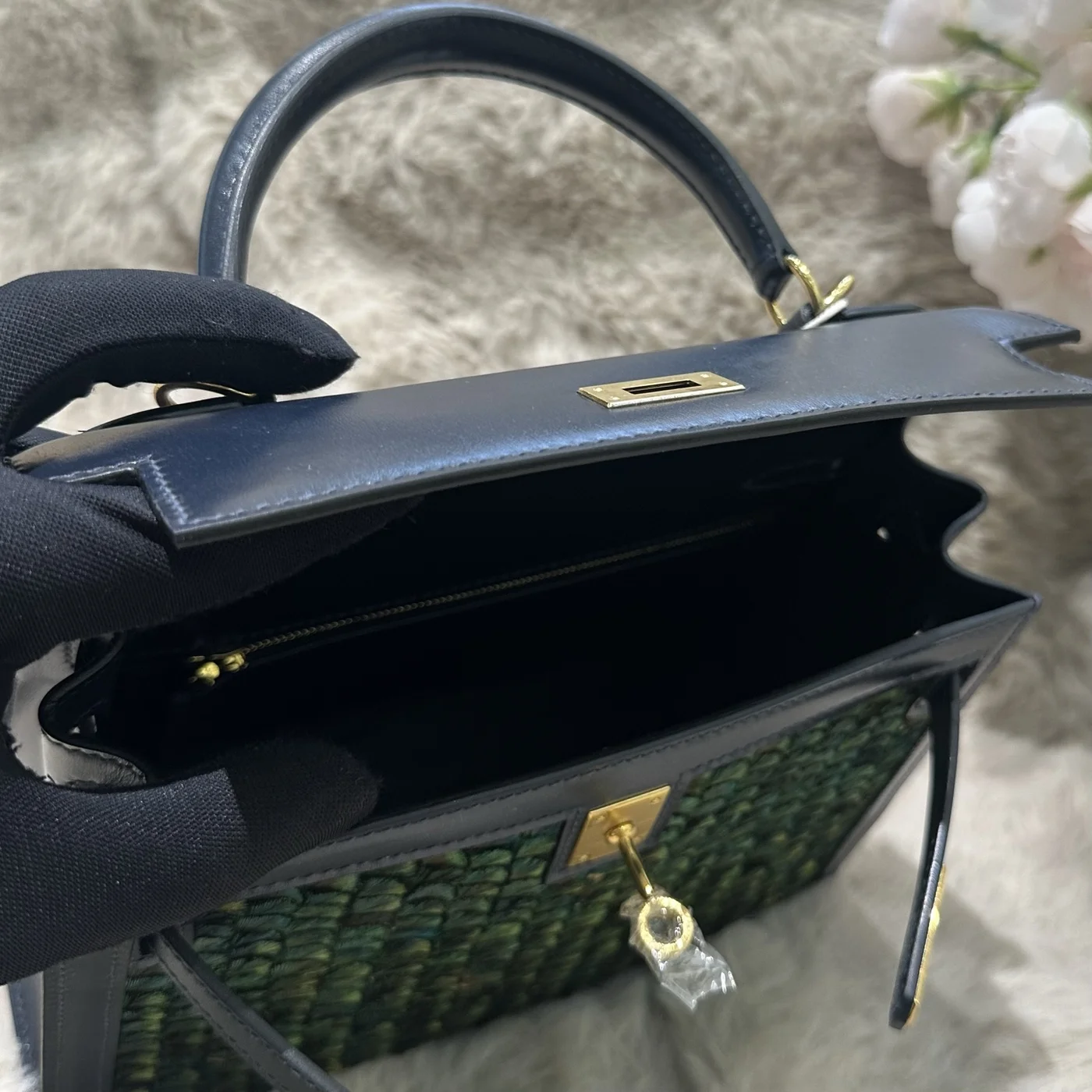 Hermès Kelly 25 cm Two-Tone Gold Hardware Bag product view 5