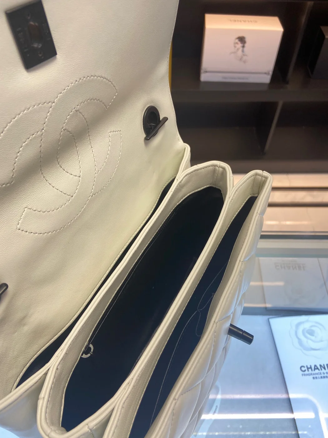 Chanel Trendy White Smooth Leather With Lock Black Handbags 25 cm product view 3